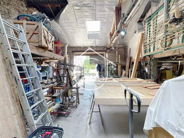 SAINT-MICHEL-DE-MONTAIGNE: Grande propriété en pierre avec piscine intérieure