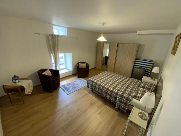 ANCIENNE FERME RENOVEE , HAVRE DE PAIX , TERRAIN PLAT ET ARBORE 3400 M2, GRAND GARAGE