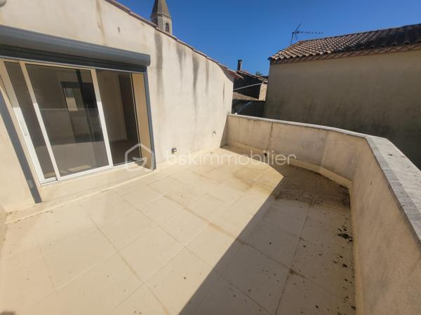 Nichée au centre de Marguerittes, cette charmante maison de ville de 1948 offre un cadre de vie paisible et agréable. Vous apprécierez ce havre de tranquillité à deux pas de toutes les commodités. Son ambiance chaleureuse et conviviale est idéale pour ceux qui recherchent le confort urbain avec un soupçon de quiétude.

Cette maison de 69,10 m² sur deux niveaux propose trois pièces lumineuses et fonctionnelles, comprenant deux chambres et deux salles d'eau moderne. L'espace intérieur est astucieusement agencé avec un séjour spacieux et une cuisine fonctionnelle. La menuiserie double vitrage assure une excellente isolation.

Les extérieurs séduisent par une terrasse et un balcon, parfaits pour profiter des belles journées d'été dans le calme absolu. 

Une climatisation individuelle électrique vous garantit un confort optimal tout au long de l'année. La maison est libre de toute charge de copropriété et n'occasionne pas de frais annuels additionnels.

À seulement quelques pas, découvrez les écoles, commerces et transports en commun qui facilitent votre quotidien. Marguerittes offre un cadre de vie privilégié pour des moments partagés en famille ou entre amis.

Contactez MARIE-CHRISTINE ROUX pour saisir cette opportunité unique et projetez-vous dans votre nouveau chez-vous !