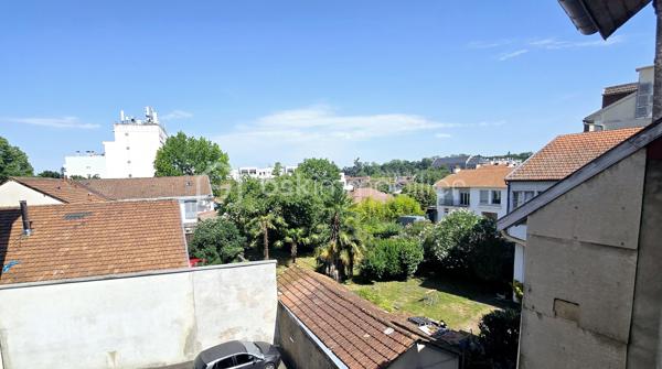 Que vous recherchiez un appartement de charme à habiter immédiatement ou un bien à valoriser selon vos envies, ce logement saura répondre à vos projets.

Situé dans le recherché quartier 14 Juillet à Pau, venez découvrir cet appartement de caractère de 70 m², niché au 2ᵉ étage d'une petite copropriété bien entretenue et sans ascenseur.

L'immeuble a conservé tout le charme de l'ancien avec ses beaux parquets et ses volumes généreux. Les parties communes sont en très bon état, les façades ont été récemment rénovées, la toiture a également fait l'objet de travaux récents et le double vitrage y est présent, offrant ainsi une réelle tranquillité aux futurs propriétaires.

Traversant Est-Ouest, l'appartement bénéficie d'une belle luminosité tout au long de la journée. Il dispose actuellement d'un agencement fonctionnel qui permet une occupation immédiate sans travaux obligatoires. Le logement est parfaitement habitable en l'état.

Pour les acquéreurs souhaitant optimiser davantage son potentiel, une réorganisation des espaces permettrait également de créer :

* Une vaste pièce de vie de plus de 32 m².
* Deux belles chambres de plus de 15 m² et 13 m².
* Une chambre bénéficiant d'un accès direct à la loggia/balcon de 4,5 m² avec une belle vue dégagée.

Côté équipements :

* Chauffage individuel au gaz.
* Production d'eau chaude par ballon individuel.
* Fibre optique installée.
* Compteur d'eau individualisé.

Une grande cave privative complète également ce bien, offrant un espace de stockage appréciable.

Cet appartement constitue une excellente opportunité pour une résidence principale ou un investissement, avec la possibilité de le conserver dans sa configuration actuelle ou de le valoriser davantage grâce à un projet de réaménagement.

### Les atouts :

✓ Quartier recherché proche du centre-ville
✓ Charme de l'ancien et parquet d'origine
✓ Immeuble entretenu (façades et toiture récentes)
✓ Appartement traversant Est-Ouest
✓ Habitable immédiatement
✓ Fort potentiel d'optimisation
✓ Loggia / balcon de 4,5 m²
✓ Cave privative
✓ Fibre optique

Diagnostics en cours de réalisation.

Une visite s'impose pour découvrir tout le potentiel de ce bien rare sur le secteur.