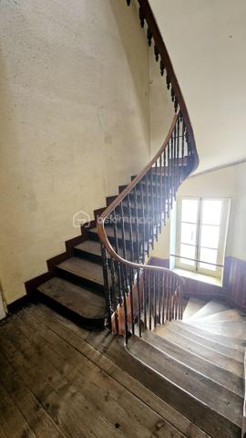 Que vous recherchiez un appartement de charme à habiter immédiatement ou un bien à valoriser selon vos envies, ce logement saura répondre à vos projets.

Situé dans le recherché quartier 14 Juillet à Pau, venez découvrir cet appartement de caractère de 70 m², niché au 2ᵉ étage d'une petite copropriété bien entretenue et sans ascenseur.

L'immeuble a conservé tout le charme de l'ancien avec ses beaux parquets et ses volumes généreux. Les parties communes sont en très bon état, les façades ont été récemment rénovées, la toiture a également fait l'objet de travaux récents et le double vitrage y est présent, offrant ainsi une réelle tranquillité aux futurs propriétaires.

Traversant Est-Ouest, l'appartement bénéficie d'une belle luminosité tout au long de la journée. Il dispose actuellement d'un agencement fonctionnel qui permet une occupation immédiate sans travaux obligatoires. Le logement est parfaitement habitable en l'état.

Pour les acquéreurs souhaitant optimiser davantage son potentiel, une réorganisation des espaces permettrait également de créer :

* Une vaste pièce de vie de plus de 32 m².
* Deux belles chambres de plus de 15 m² et 13 m².
* Une chambre bénéficiant d'un accès direct à la loggia/balcon de 4,5 m² avec une belle vue dégagée.

Côté équipements :

* Chauffage individuel au gaz.
* Production d'eau chaude par ballon individuel.
* Fibre optique installée.
* Compteur d'eau individualisé.

Une grande cave privative complète également ce bien, offrant un espace de stockage appréciable.

Cet appartement constitue une excellente opportunité pour une résidence principale ou un investissement, avec la possibilité de le conserver dans sa configuration actuelle ou de le valoriser davantage grâce à un projet de réaménagement.

### Les atouts :

✓ Quartier recherché proche du centre-ville
✓ Charme de l'ancien et parquet d'origine
✓ Immeuble entretenu (façades et toiture récentes)
✓ Appartement traversant Est-Ouest
✓ Habitable immédiatement
✓ Fort potentiel d'optimisation
✓ Loggia / balcon de 4,5 m²
✓ Cave privative
✓ Fibre optique

Diagnostics en cours de réalisation.

Une visite s'impose pour découvrir tout le potentiel de ce bien rare sur le secteur.