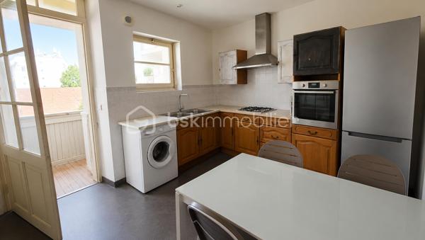Que vous recherchiez un appartement de charme à habiter immédiatement ou un bien à valoriser selon vos envies, ce logement saura répondre à vos projets.

Situé dans le recherché quartier 14 Juillet à Pau, venez découvrir cet appartement de caractère de 70 m², niché au 2ᵉ étage d'une petite copropriété bien entretenue et sans ascenseur.

L'immeuble a conservé tout le charme de l'ancien avec ses beaux parquets et ses volumes généreux. Les parties communes sont en très bon état, les façades ont été récemment rénovées, la toiture a également fait l'objet de travaux récents et le double vitrage y est présent, offrant ainsi une réelle tranquillité aux futurs propriétaires.

Traversant Est-Ouest, l'appartement bénéficie d'une belle luminosité tout au long de la journée. Il dispose actuellement d'un agencement fonctionnel qui permet une occupation immédiate sans travaux obligatoires. Le logement est parfaitement habitable en l'état.

Pour les acquéreurs souhaitant optimiser davantage son potentiel, une réorganisation des espaces permettrait également de créer :

* Une vaste pièce de vie de plus de 32 m².
* Deux belles chambres de plus de 15 m² et 13 m².
* Une chambre bénéficiant d'un accès direct à la loggia/balcon de 4,5 m² avec une belle vue dégagée.

Côté équipements :

* Chauffage individuel au gaz.
* Production d'eau chaude par ballon individuel.
* Fibre optique installée.
* Compteur d'eau individualisé.

Une grande cave privative complète également ce bien, offrant un espace de stockage appréciable.

Cet appartement constitue une excellente opportunité pour une résidence principale ou un investissement, avec la possibilité de le conserver dans sa configuration actuelle ou de le valoriser davantage grâce à un projet de réaménagement.

### Les atouts :

✓ Quartier recherché proche du centre-ville
✓ Charme de l'ancien et parquet d'origine
✓ Immeuble entretenu (façades et toiture récentes)
✓ Appartement traversant Est-Ouest
✓ Habitable immédiatement
✓ Fort potentiel d'optimisation
✓ Loggia / balcon de 4,5 m²
✓ Cave privative
✓ Fibre optique

Diagnostics en cours de réalisation.

Une visite s'impose pour découvrir tout le potentiel de ce bien rare sur le secteur.
