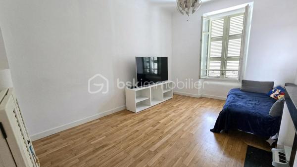 Que vous recherchiez un appartement de charme à habiter immédiatement ou un bien à valoriser selon vos envies, ce logement saura répondre à vos projets.

Situé dans le recherché quartier 14 Juillet à Pau, venez découvrir cet appartement de caractère de 70 m², niché au 2ᵉ étage d'une petite copropriété bien entretenue et sans ascenseur.

L'immeuble a conservé tout le charme de l'ancien avec ses beaux parquets et ses volumes généreux. Les parties communes sont en très bon état, les façades ont été récemment rénovées, la toiture a également fait l'objet de travaux récents et le double vitrage y est présent, offrant ainsi une réelle tranquillité aux futurs propriétaires.

Traversant Est-Ouest, l'appartement bénéficie d'une belle luminosité tout au long de la journée. Il dispose actuellement d'un agencement fonctionnel qui permet une occupation immédiate sans travaux obligatoires. Le logement est parfaitement habitable en l'état.

Pour les acquéreurs souhaitant optimiser davantage son potentiel, une réorganisation des espaces permettrait également de créer :

* Une vaste pièce de vie de plus de 32 m².
* Deux belles chambres de plus de 15 m² et 13 m².
* Une chambre bénéficiant d'un accès direct à la loggia/balcon de 4,5 m² avec une belle vue dégagée.

Côté équipements :

* Chauffage individuel au gaz.
* Production d'eau chaude par ballon individuel.
* Fibre optique installée.
* Compteur d'eau individualisé.

Une grande cave privative complète également ce bien, offrant un espace de stockage appréciable.

Cet appartement constitue une excellente opportunité pour une résidence principale ou un investissement, avec la possibilité de le conserver dans sa configuration actuelle ou de le valoriser davantage grâce à un projet de réaménagement.

### Les atouts :

✓ Quartier recherché proche du centre-ville
✓ Charme de l'ancien et parquet d'origine
✓ Immeuble entretenu (façades et toiture récentes)
✓ Appartement traversant Est-Ouest
✓ Habitable immédiatement
✓ Fort potentiel d'optimisation
✓ Loggia / balcon de 4,5 m²
✓ Cave privative
✓ Fibre optique

Diagnostics en cours de réalisation.

Une visite s'impose pour découvrir tout le potentiel de ce bien rare sur le secteur.