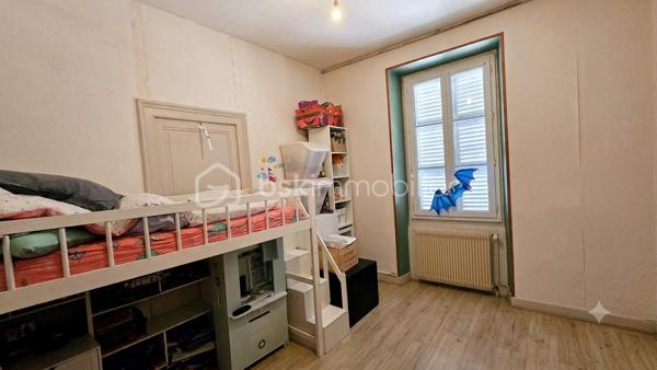 Que vous recherchiez un appartement de charme à habiter immédiatement ou un bien à valoriser selon vos envies, ce logement saura répondre à vos projets.

Situé dans le recherché quartier 14 Juillet à Pau, venez découvrir cet appartement de caractère de 70 m², niché au 2ᵉ étage d'une petite copropriété bien entretenue et sans ascenseur.

L'immeuble a conservé tout le charme de l'ancien avec ses beaux parquets et ses volumes généreux. Les parties communes sont en très bon état, les façades ont été récemment rénovées, la toiture a également fait l'objet de travaux récents et le double vitrage y est présent, offrant ainsi une réelle tranquillité aux futurs propriétaires.

Traversant Est-Ouest, l'appartement bénéficie d'une belle luminosité tout au long de la journée. Il dispose actuellement d'un agencement fonctionnel qui permet une occupation immédiate sans travaux obligatoires. Le logement est parfaitement habitable en l'état.

Pour les acquéreurs souhaitant optimiser davantage son potentiel, une réorganisation des espaces permettrait également de créer :

* Une vaste pièce de vie de plus de 32 m².
* Deux belles chambres de plus de 15 m² et 13 m².
* Une chambre bénéficiant d'un accès direct à la loggia/balcon de 4,5 m² avec une belle vue dégagée.

Côté équipements :

* Chauffage individuel au gaz.
* Production d'eau chaude par ballon individuel.
* Fibre optique installée.
* Compteur d'eau individualisé.

Une grande cave privative complète également ce bien, offrant un espace de stockage appréciable.

Cet appartement constitue une excellente opportunité pour une résidence principale ou un investissement, avec la possibilité de le conserver dans sa configuration actuelle ou de le valoriser davantage grâce à un projet de réaménagement.

### Les atouts :

✓ Quartier recherché proche du centre-ville
✓ Charme de l'ancien et parquet d'origine
✓ Immeuble entretenu (façades et toiture récentes)
✓ Appartement traversant Est-Ouest
✓ Habitable immédiatement
✓ Fort potentiel d'optimisation
✓ Loggia / balcon de 4,5 m²
✓ Cave privative
✓ Fibre optique

Diagnostics en cours de réalisation.

Une visite s'impose pour découvrir tout le potentiel de ce bien rare sur le secteur.