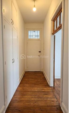 Que vous recherchiez un appartement de charme à habiter immédiatement ou un bien à valoriser selon vos envies, ce logement saura répondre à vos projets.

Situé dans le recherché quartier 14 Juillet à Pau, venez découvrir cet appartement de caractère de 70 m², niché au 2ᵉ étage d'une petite copropriété bien entretenue et sans ascenseur.

L'immeuble a conservé tout le charme de l'ancien avec ses beaux parquets et ses volumes généreux. Les parties communes sont en très bon état, les façades ont été récemment rénovées, la toiture a également fait l'objet de travaux récents et le double vitrage y est présent, offrant ainsi une réelle tranquillité aux futurs propriétaires.

Traversant Est-Ouest, l'appartement bénéficie d'une belle luminosité tout au long de la journée. Il dispose actuellement d'un agencement fonctionnel qui permet une occupation immédiate sans travaux obligatoires. Le logement est parfaitement habitable en l'état.

Pour les acquéreurs souhaitant optimiser davantage son potentiel, une réorganisation des espaces permettrait également de créer :

* Une vaste pièce de vie de plus de 32 m².
* Deux belles chambres de plus de 15 m² et 13 m².
* Une chambre bénéficiant d'un accès direct à la loggia/balcon de 4,5 m² avec une belle vue dégagée.

Côté équipements :

* Chauffage individuel au gaz.
* Production d'eau chaude par ballon individuel.
* Fibre optique installée.
* Compteur d'eau individualisé.

Une grande cave privative complète également ce bien, offrant un espace de stockage appréciable.

Cet appartement constitue une excellente opportunité pour une résidence principale ou un investissement, avec la possibilité de le conserver dans sa configuration actuelle ou de le valoriser davantage grâce à un projet de réaménagement.

### Les atouts :

✓ Quartier recherché proche du centre-ville
✓ Charme de l'ancien et parquet d'origine
✓ Immeuble entretenu (façades et toiture récentes)
✓ Appartement traversant Est-Ouest
✓ Habitable immédiatement
✓ Fort potentiel d'optimisation
✓ Loggia / balcon de 4,5 m²
✓ Cave privative
✓ Fibre optique

Diagnostics en cours de réalisation.

Une visite s'impose pour découvrir tout le potentiel de ce bien rare sur le secteur.