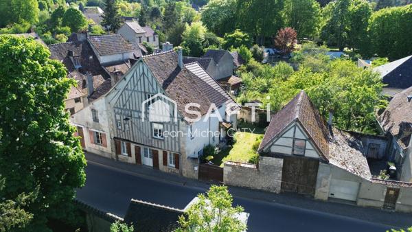 LERE, centre ville, maison à colombage avec 3 chambres.