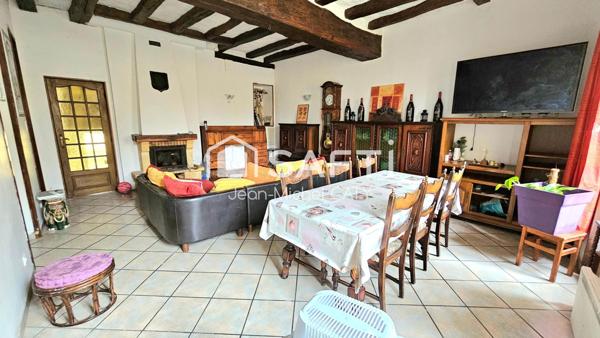 LERE, centre ville, maison à colombage avec 3 chambres.