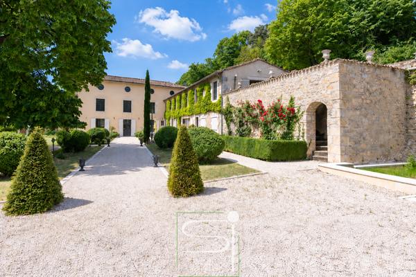 Propriete
                                                                                                                                                                                                                                                                                                                        10 pièce(s)                                                                                                                                                                                                          7 chambre(s)                                                                                                                                                                                                          479  m²