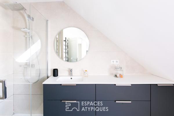 Maison moderne avec piscine et grand jardin