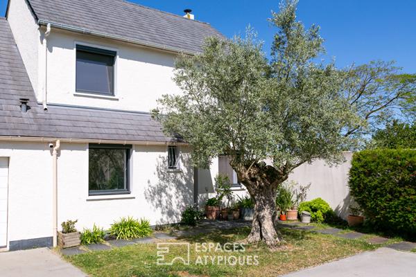 Maison moderne avec piscine et grand jardin