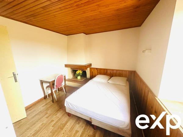 "Investissement Rentable : Gîte + 12 Logements Loués" sur plus de 8400m2 de terrain.