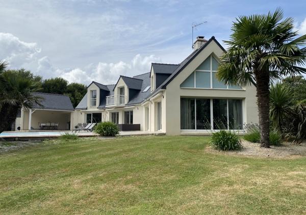 SOUS OFFRE - Villa de 210m² sur une parcelle de 2670 m² avec piscine chauffée au coeur du Domaine privé limitrophe du Golf de La Baule