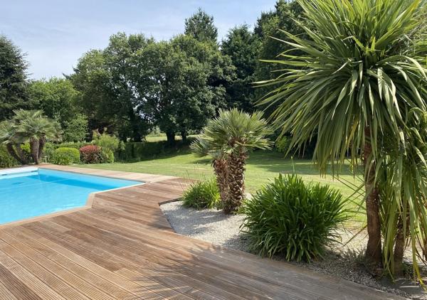 SOUS OFFRE - Villa de 210m² sur une parcelle de 2670 m² avec piscine chauffée au coeur du Domaine privé limitrophe du Golf de La Baule
