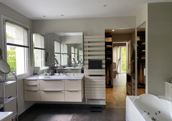 SOUS OFFRE - Villa de 210m² sur une parcelle de 2670 m² avec piscine chauffée au coeur du Domaine privé limitrophe du Golf de La Baule