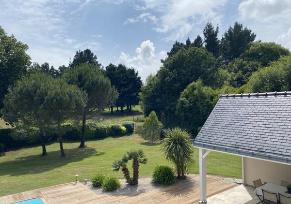 SOUS OFFRE - Villa de 210m² sur une parcelle de 2670 m² avec piscine chauffée au coeur du Domaine privé limitrophe du Golf de La Baule