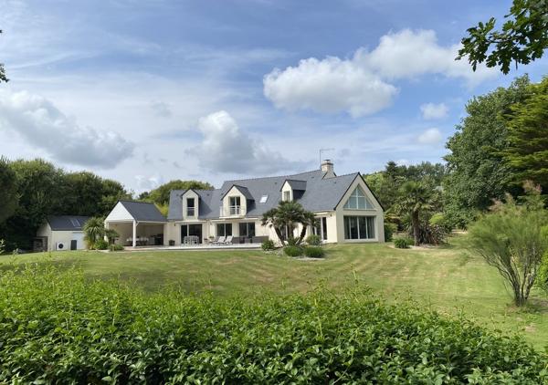 SOUS OFFRE - Villa de 210m² sur une parcelle de 2670 m² avec piscine chauffée au coeur du Domaine privé limitrophe du Golf de La Baule