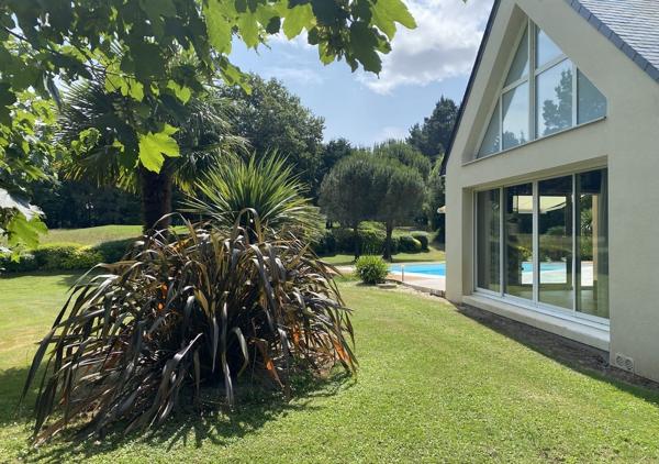 SOUS OFFRE - Villa de 210m² sur une parcelle de 2670 m² avec piscine chauffée au coeur du Domaine privé limitrophe du Golf de La Baule