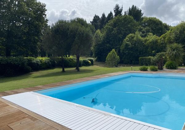 SOUS OFFRE - Villa de 210m² sur une parcelle de 2670 m² avec piscine chauffée au coeur du Domaine privé limitrophe du Golf de La Baule