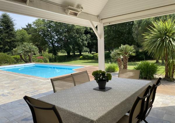 SOUS OFFRE - Villa de 210m² sur une parcelle de 2670 m² avec piscine chauffée au coeur du Domaine privé limitrophe du Golf de La Baule