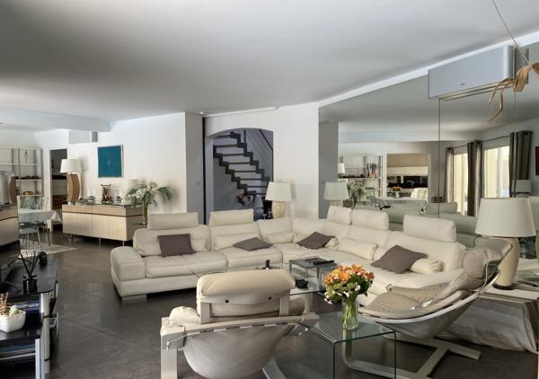 SOUS OFFRE - Villa de 210m² sur une parcelle de 2670 m² avec piscine chauffée au coeur du Domaine privé limitrophe du Golf de La Baule