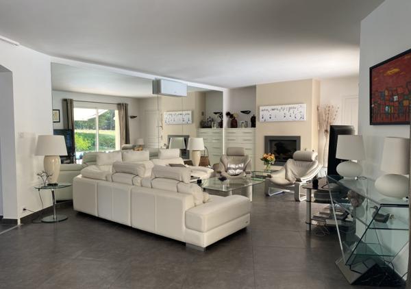 SOUS OFFRE - Villa de 210m² sur une parcelle de 2670 m² avec piscine chauffée au coeur du Domaine privé limitrophe du Golf de La Baule