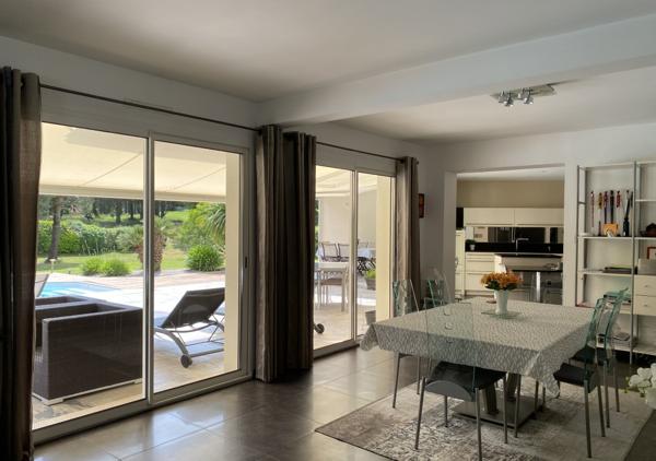 SOUS OFFRE - Villa de 210m² sur une parcelle de 2670 m² avec piscine chauffée au coeur du Domaine privé limitrophe du Golf de La Baule