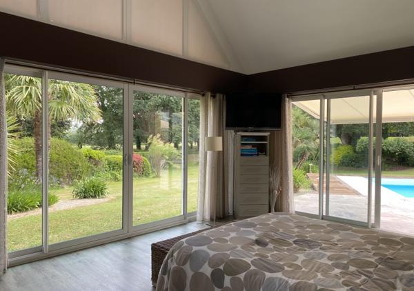 SOUS OFFRE - Villa de 210m² sur une parcelle de 2670 m² avec piscine chauffée au coeur du Domaine privé limitrophe du Golf de La Baule