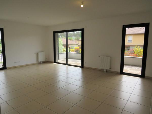 HEYRIEUX, secteur gendarmerie, T3 avec terrasse, cave, garage et parking