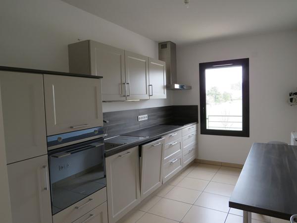 HEYRIEUX, secteur gendarmerie, T3 avec terrasse, cave, garage et parking