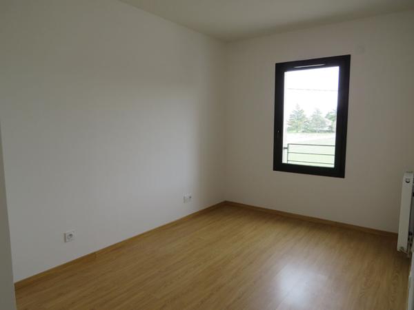 HEYRIEUX, secteur gendarmerie, T3 avec terrasse, cave, garage et parking