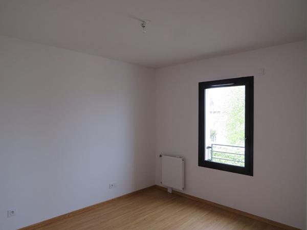 HEYRIEUX, secteur gendarmerie, T3 avec terrasse, cave, garage et parking