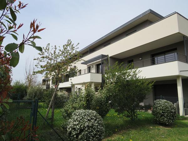 HEYRIEUX, secteur gendarmerie, T3 avec terrasse, cave, garage et parking