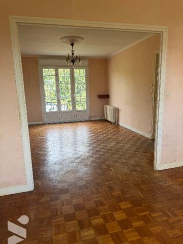 Maison élevée sur sous-sol   RdcH surélevé : salon cuisine, 2 chambres, salle d'eau, wc. Grenier