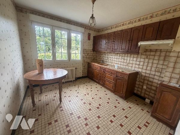 Maison élevée sur sous-sol   RdcH surélevé : salon cuisine, 2 chambres, salle d'eau, wc. Grenier