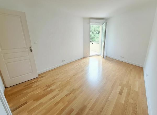Appartement T3 avec terrasse et stationnement  place Ney
