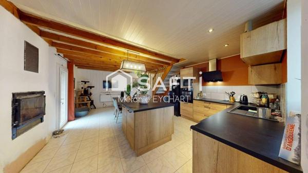 Charmante maison ancienne, au cœur d’un secteur calme et recherché près de Champniers.