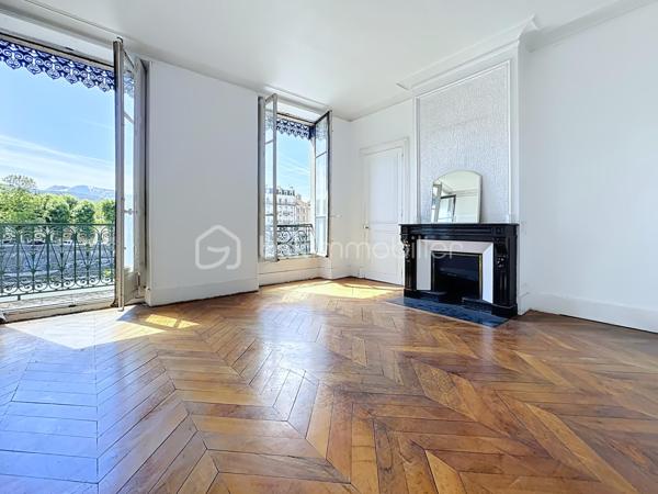 Emplacement d'exception ! 
Situé au cœur du très recherché quartier Saint-Laurent, au 4 quai Mounier à Grenoble, découvrez ce spacieux T4 à rénover de 94 m² environ offrant un fort potentiel de valorisation.
Installé au 1er étage d'une copropriété de 4 niveaux, cet appartement exposé Est bénéficie d'une belle luminosité
Il se compose d'un agréable salon/salle à manger ouvrant sur un balcon de type fumoir, d'une cuisine indépendante, de trois chambres à rénover selon vos envies, d'une salle de bains et de WC séparés.
Le bien est équipé d'un chauffage individuel au gaz et est vendu avec une cave, ainsi qu'un galetas.
Son emplacement privilégié, à deux pas des commerces, des quais, des transports et du centre historique de Grenoble, en fait une opportunité idéale pour une famille, un projet de résidence principale ou un investissement patrimonial.
Les + :
•	Quartier Saint-Laurent très prisé
•	Belle surface de 94,17 m²
•	3 chambres
•	Balcon
•	Cave et galetas inclus
•	Fort potentiel après rénovation
Une visite s'impose pour découvrir tout le charme et les possibilités de ce bien rare sur le secteur !