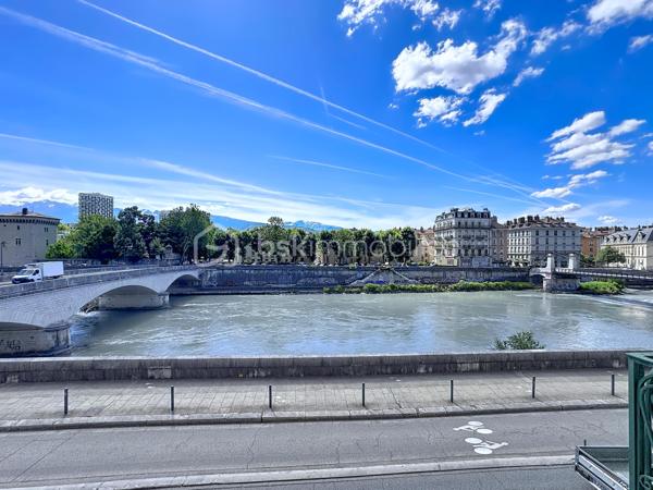 Emplacement d'exception ! 
Situé au cœur du très recherché quartier Saint-Laurent, au 4 quai Mounier à Grenoble, découvrez ce spacieux T4 à rénover de 94 m² environ offrant un fort potentiel de valorisation.
Installé au 1er étage d'une copropriété de 4 niveaux, cet appartement exposé Est bénéficie d'une belle luminosité
Il se compose d'un agréable salon/salle à manger ouvrant sur un balcon de type fumoir, d'une cuisine indépendante, de trois chambres à rénover selon vos envies, d'une salle de bains et de WC séparés.
Le bien est équipé d'un chauffage individuel au gaz et est vendu avec une cave, ainsi qu'un galetas.
Son emplacement privilégié, à deux pas des commerces, des quais, des transports et du centre historique de Grenoble, en fait une opportunité idéale pour une famille, un projet de résidence principale ou un investissement patrimonial.
Les + :
•	Quartier Saint-Laurent très prisé
•	Belle surface de 94,17 m²
•	3 chambres
•	Balcon
•	Cave et galetas inclus
•	Fort potentiel après rénovation
Une visite s'impose pour découvrir tout le charme et les possibilités de ce bien rare sur le secteur !