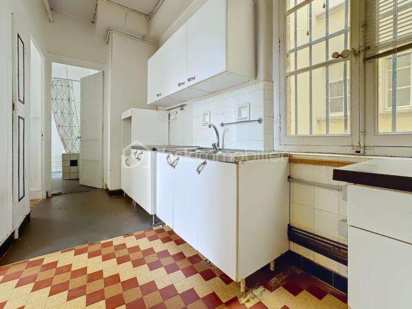 Emplacement d'exception ! 
Situé au cœur du très recherché quartier Saint-Laurent, au 4 quai Mounier à Grenoble, découvrez ce spacieux T4 à rénover de 94 m² environ offrant un fort potentiel de valorisation.
Installé au 1er étage d'une copropriété de 4 niveaux, cet appartement exposé Est bénéficie d'une belle luminosité
Il se compose d'un agréable salon/salle à manger ouvrant sur un balcon de type fumoir, d'une cuisine indépendante, de trois chambres à rénover selon vos envies, d'une salle de bains et de WC séparés.
Le bien est équipé d'un chauffage individuel au gaz et est vendu avec une cave, ainsi qu'un galetas.
Son emplacement privilégié, à deux pas des commerces, des quais, des transports et du centre historique de Grenoble, en fait une opportunité idéale pour une famille, un projet de résidence principale ou un investissement patrimonial.
Les + :
•	Quartier Saint-Laurent très prisé
•	Belle surface de 94,17 m²
•	3 chambres
•	Balcon
•	Cave et galetas inclus
•	Fort potentiel après rénovation
Une visite s'impose pour découvrir tout le charme et les possibilités de ce bien rare sur le secteur !