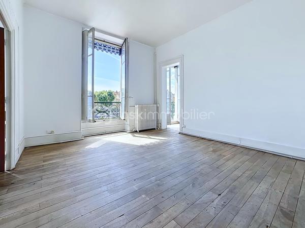 Emplacement d'exception ! 
Situé au cœur du très recherché quartier Saint-Laurent, au 4 quai Mounier à Grenoble, découvrez ce spacieux T4 à rénover de 94 m² environ offrant un fort potentiel de valorisation.
Installé au 1er étage d'une copropriété de 4 niveaux, cet appartement exposé Est bénéficie d'une belle luminosité
Il se compose d'un agréable salon/salle à manger ouvrant sur un balcon de type fumoir, d'une cuisine indépendante, de trois chambres à rénover selon vos envies, d'une salle de bains et de WC séparés.
Le bien est équipé d'un chauffage individuel au gaz et est vendu avec une cave, ainsi qu'un galetas.
Son emplacement privilégié, à deux pas des commerces, des quais, des transports et du centre historique de Grenoble, en fait une opportunité idéale pour une famille, un projet de résidence principale ou un investissement patrimonial.
Les + :
•	Quartier Saint-Laurent très prisé
•	Belle surface de 94,17 m²
•	3 chambres
•	Balcon
•	Cave et galetas inclus
•	Fort potentiel après rénovation
Une visite s'impose pour découvrir tout le charme et les possibilités de ce bien rare sur le secteur !