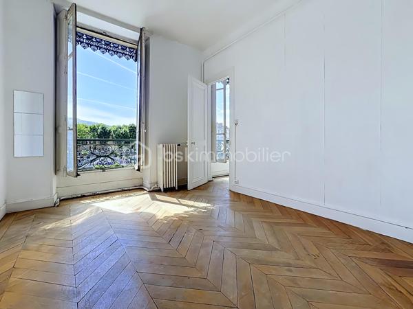 Emplacement d'exception ! 
Situé au cœur du très recherché quartier Saint-Laurent, au 4 quai Mounier à Grenoble, découvrez ce spacieux T4 à rénover de 94 m² environ offrant un fort potentiel de valorisation.
Installé au 1er étage d'une copropriété de 4 niveaux, cet appartement exposé Est bénéficie d'une belle luminosité
Il se compose d'un agréable salon/salle à manger ouvrant sur un balcon de type fumoir, d'une cuisine indépendante, de trois chambres à rénover selon vos envies, d'une salle de bains et de WC séparés.
Le bien est équipé d'un chauffage individuel au gaz et est vendu avec une cave, ainsi qu'un galetas.
Son emplacement privilégié, à deux pas des commerces, des quais, des transports et du centre historique de Grenoble, en fait une opportunité idéale pour une famille, un projet de résidence principale ou un investissement patrimonial.
Les + :
•	Quartier Saint-Laurent très prisé
•	Belle surface de 94,17 m²
•	3 chambres
•	Balcon
•	Cave et galetas inclus
•	Fort potentiel après rénovation
Une visite s'impose pour découvrir tout le charme et les possibilités de ce bien rare sur le secteur !