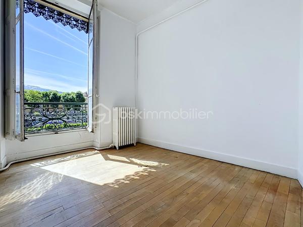 Emplacement d'exception ! 
Situé au cœur du très recherché quartier Saint-Laurent, au 4 quai Mounier à Grenoble, découvrez ce spacieux T4 à rénover de 94 m² environ offrant un fort potentiel de valorisation.
Installé au 1er étage d'une copropriété de 4 niveaux, cet appartement exposé Est bénéficie d'une belle luminosité
Il se compose d'un agréable salon/salle à manger ouvrant sur un balcon de type fumoir, d'une cuisine indépendante, de trois chambres à rénover selon vos envies, d'une salle de bains et de WC séparés.
Le bien est équipé d'un chauffage individuel au gaz et est vendu avec une cave, ainsi qu'un galetas.
Son emplacement privilégié, à deux pas des commerces, des quais, des transports et du centre historique de Grenoble, en fait une opportunité idéale pour une famille, un projet de résidence principale ou un investissement patrimonial.
Les + :
•	Quartier Saint-Laurent très prisé
•	Belle surface de 94,17 m²
•	3 chambres
•	Balcon
•	Cave et galetas inclus
•	Fort potentiel après rénovation
Une visite s'impose pour découvrir tout le charme et les possibilités de ce bien rare sur le secteur !