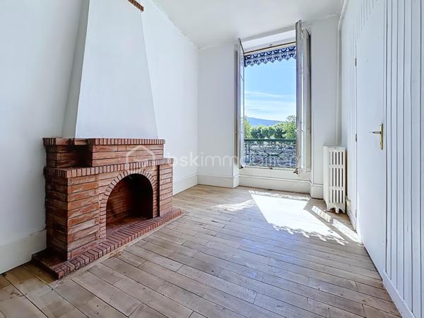 Emplacement d'exception ! 
Situé au cœur du très recherché quartier Saint-Laurent, au 4 quai Mounier à Grenoble, découvrez ce spacieux T4 à rénover de 94 m² environ offrant un fort potentiel de valorisation.
Installé au 1er étage d'une copropriété de 4 niveaux, cet appartement exposé Est bénéficie d'une belle luminosité
Il se compose d'un agréable salon/salle à manger ouvrant sur un balcon de type fumoir, d'une cuisine indépendante, de trois chambres à rénover selon vos envies, d'une salle de bains et de WC séparés.
Le bien est équipé d'un chauffage individuel au gaz et est vendu avec une cave, ainsi qu'un galetas.
Son emplacement privilégié, à deux pas des commerces, des quais, des transports et du centre historique de Grenoble, en fait une opportunité idéale pour une famille, un projet de résidence principale ou un investissement patrimonial.
Les + :
•	Quartier Saint-Laurent très prisé
•	Belle surface de 94,17 m²
•	3 chambres
•	Balcon
•	Cave et galetas inclus
•	Fort potentiel après rénovation
Une visite s'impose pour découvrir tout le charme et les possibilités de ce bien rare sur le secteur !