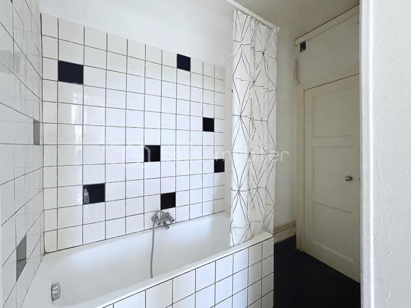 Emplacement d'exception ! 
Situé au cœur du très recherché quartier Saint-Laurent, au 4 quai Mounier à Grenoble, découvrez ce spacieux T4 à rénover de 94 m² environ offrant un fort potentiel de valorisation.
Installé au 1er étage d'une copropriété de 4 niveaux, cet appartement exposé Est bénéficie d'une belle luminosité
Il se compose d'un agréable salon/salle à manger ouvrant sur un balcon de type fumoir, d'une cuisine indépendante, de trois chambres à rénover selon vos envies, d'une salle de bains et de WC séparés.
Le bien est équipé d'un chauffage individuel au gaz et est vendu avec une cave, ainsi qu'un galetas.
Son emplacement privilégié, à deux pas des commerces, des quais, des transports et du centre historique de Grenoble, en fait une opportunité idéale pour une famille, un projet de résidence principale ou un investissement patrimonial.
Les + :
•	Quartier Saint-Laurent très prisé
•	Belle surface de 94,17 m²
•	3 chambres
•	Balcon
•	Cave et galetas inclus
•	Fort potentiel après rénovation
Une visite s'impose pour découvrir tout le charme et les possibilités de ce bien rare sur le secteur !