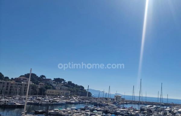 Au pied du port, des plages et du centre!