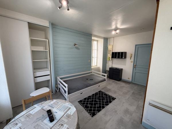 Appartement à louer 360 € CC Fontenay-le-Comte 1 pièce 21 m² DPE E