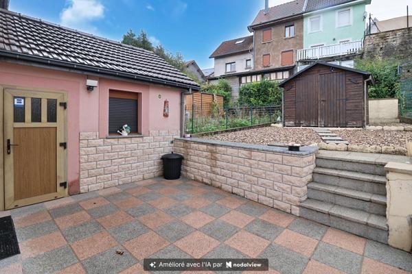 Maison avec terrasse, jardin et garage!