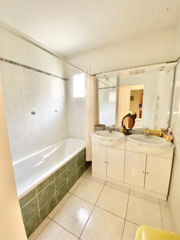 Marseille (13012) Appartement de type 4 accompagné d'une terrasse et d'un garage à Marseille 12