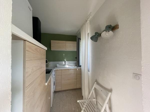 Draguignan (83300) À louer à Draguignan : appartement de type studio meublé de 23m² avec place de parking en sous-sol.