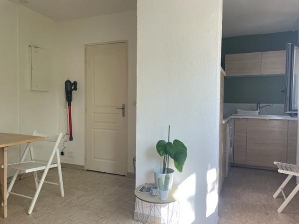 Draguignan (83300) À louer à Draguignan : appartement de type studio meublé de 23m² avec place de parking en sous-sol.